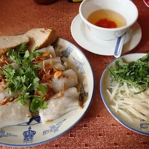 Bánh Cuốn Nóng Thịt Băm Mộc Nhĩ Kèm Chả Lụa