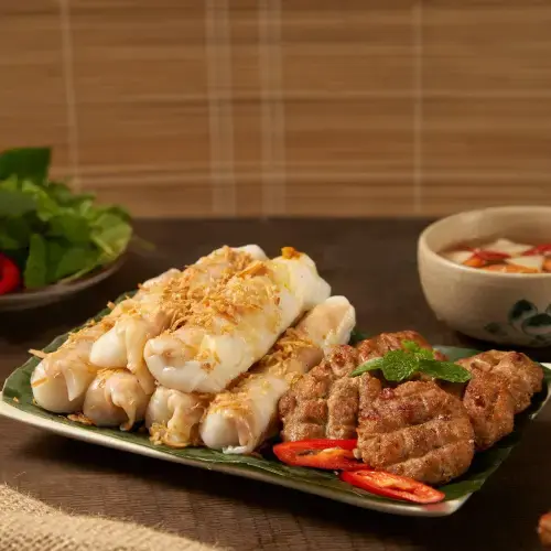 Bánh Cuốn Nóng Thịt Băm Mộc Nhĩ Kèm Chả Lụa