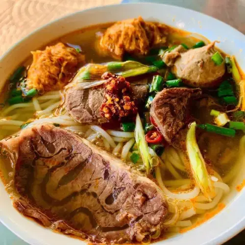 Bún Bò Huế Đặc Biệt (Thịt Bò + Giò Heo + Chả Cua)