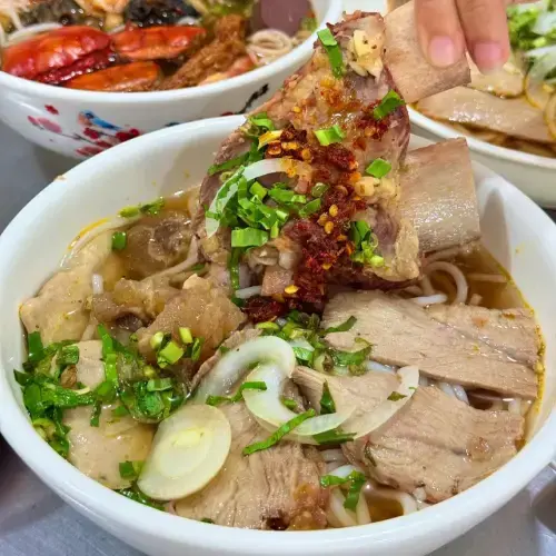 Bún Bò Huế Đặc Biệt (Thịt Bò + Giò Heo + Chả Cua)