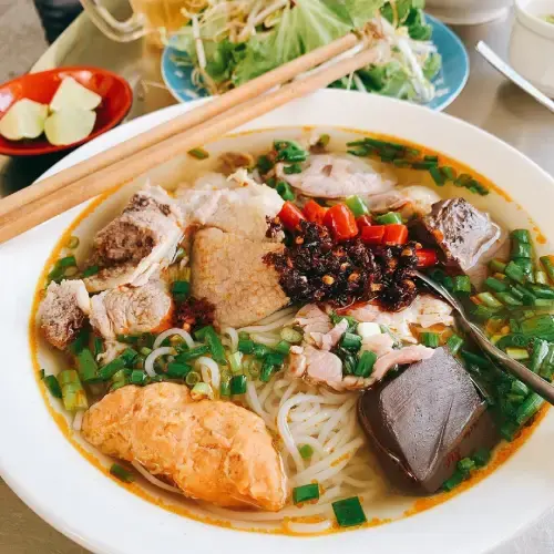 Bún Bò Huế Đặc Biệt (Thịt Bò + Giò Heo + Chả Cua)