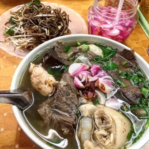 Bún Bò Huế Đặc Biệt (Thịt Bò + Giò Heo + Chả Cua)