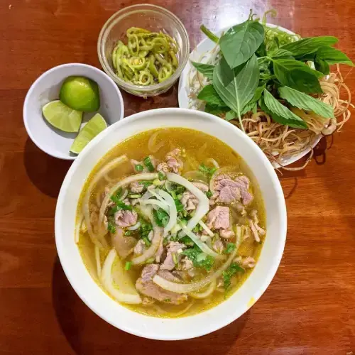 Bún Bò Huế Đặc Biệt (Thịt Bò + Giò Heo + Chả Cua)