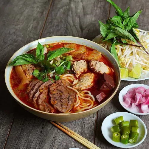 Bún Bò Huế Đặc Biệt (Thịt Bò + Giò Heo + Chả Cua)