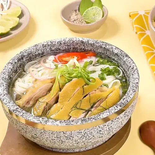 Phở Gà Xé Phay Hành Chẻ Thanh Mát