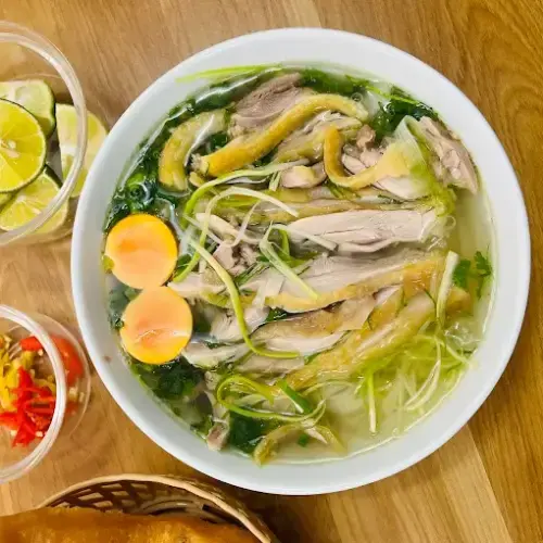 Phở Gà Xé Phay Hành Chẻ Thanh Mát