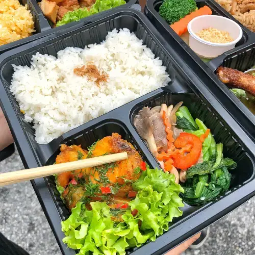 Cơm Suất Văn Phòng Tự Chọn Đủ Món Bình Dân