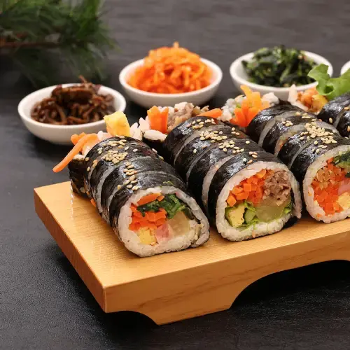 Kimbap Chiên Xù Giòn Rụm Sốt Kem Béo - Nhân Thịt Bò Mỹ Sốt BBQ Đậm Vị