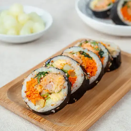 Kimbap Chiên Xù Giòn Rụm Sốt Kem Béo - Nhân Thịt Bò Mỹ Sốt BBQ Đậm Vị