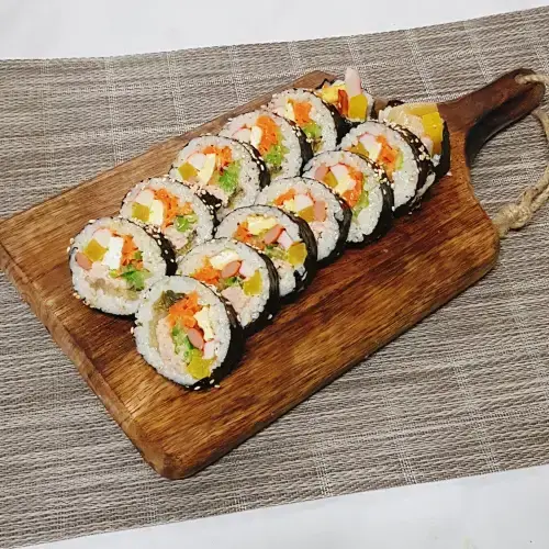 Kimbap Chiên Xù Giòn Rụm Sốt Kem Béo - Nhân Thịt Bò Mỹ Sốt BBQ Đậm Vị