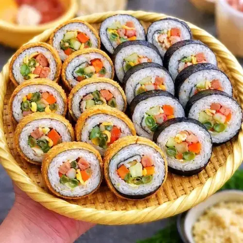 Kimbap Chiên Xù Giòn Rụm Sốt Kem Béo - Nhân Thịt Bò Mỹ Sốt BBQ Đậm Vị