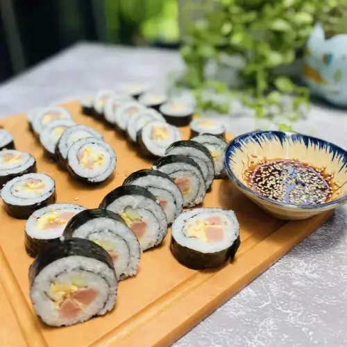Kimbap Chiên Xù Giòn Rụm Sốt Kem Béo - Nhân Thịt Bò Mỹ Sốt BBQ Đậm Vị
