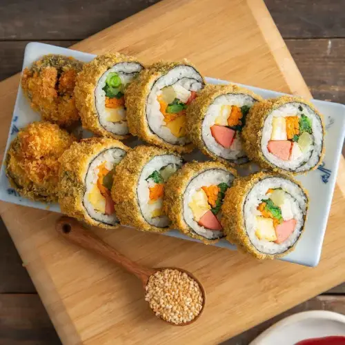Kimbap Chiên Xù Giòn Rụm Sốt Kem Béo - Nhân Thịt Bò Mỹ Sốt BBQ Đậm Vị